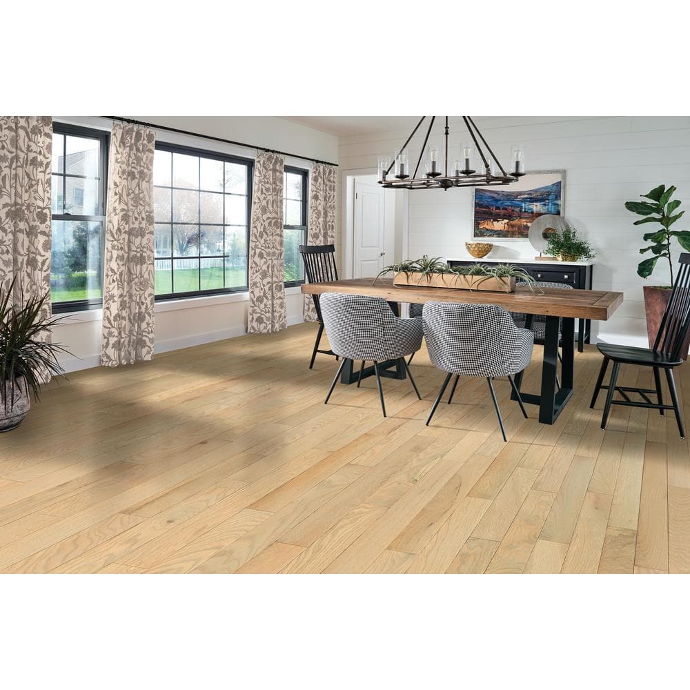 Bruce Plano Light Warmth Red Oak 3/4 in. T x 5 in. W Smooth Solid Hardwood Flooring (23.5 sq.ft./ctn)