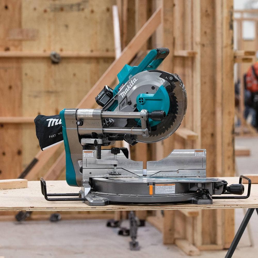 Makita 40V max XGT Brushless Cordless 10 in. Dual-Bevel Sliding Compound Miter Saw Kit, AWS Capable (4.0Ah)