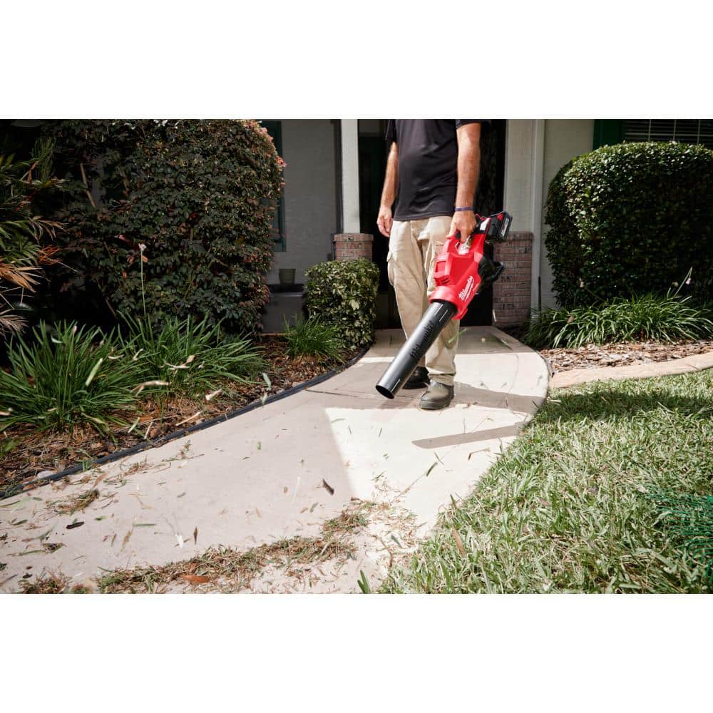 Milwaukee M18 FUEL Dual Battery 145 MPH 600 CFM 18V Lithium-Ion Brushless Cordless Blower w/14 in. Top Handle Chainsaw (2-Tool)