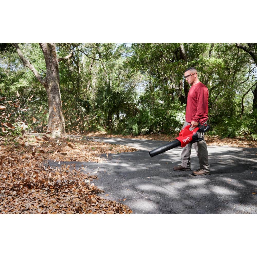Milwaukee M18 FUEL Dual Battery 145 MPH 600 CFM 18V Lithium-Ion Brushless Cordless Blower w/14 in. Top Handle Chainsaw (2-Tool)