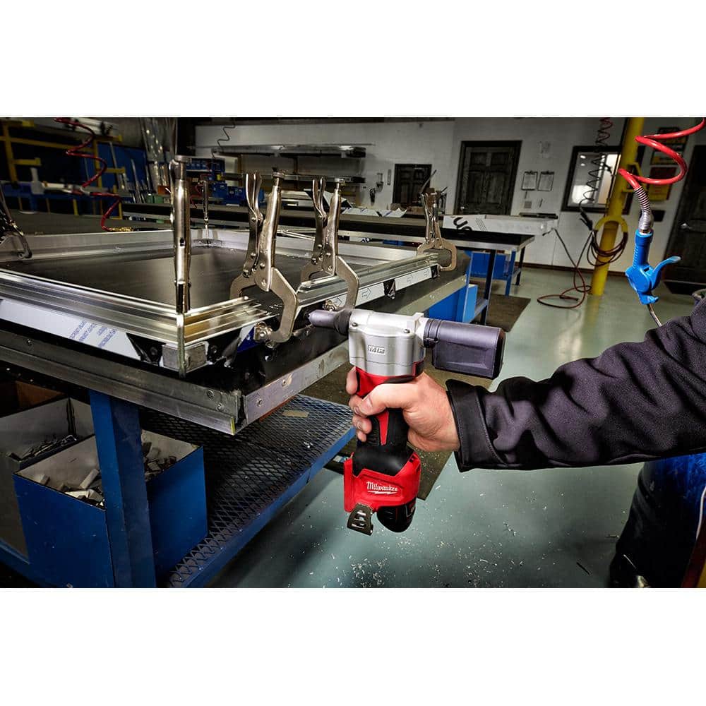 Milwaukee M12 12-Volt Lithium-Ion Cordless Rivet Tool with M12 CP High Output 2.5 Ah Battery Pack