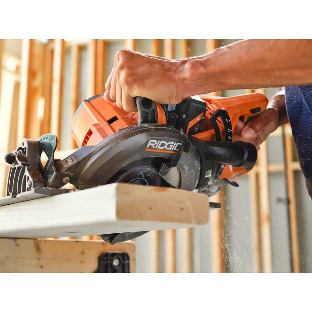 RIDGID 18V Brushless Cordless 7-1/4 in. Rear Handle Circular Saw Kit w/ (2) 4.0 Ah MAX Output Battery, Charger, Bag