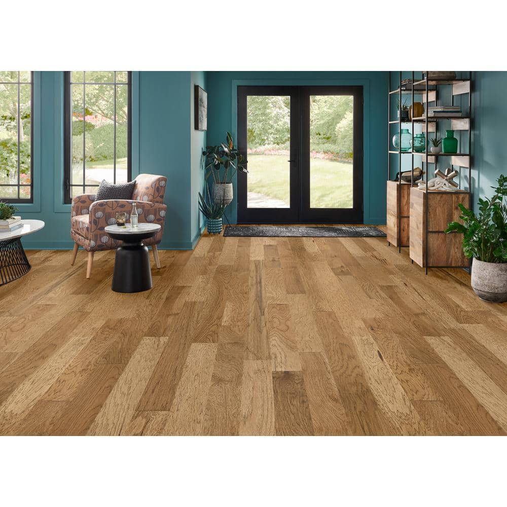 Bruce Time Honored Sienna Hickory 3/8 in. T x 5 in. W Click Lock Hand Scraped Engineered Hardwood Flooring (28.1 sq.ft./ctn)
