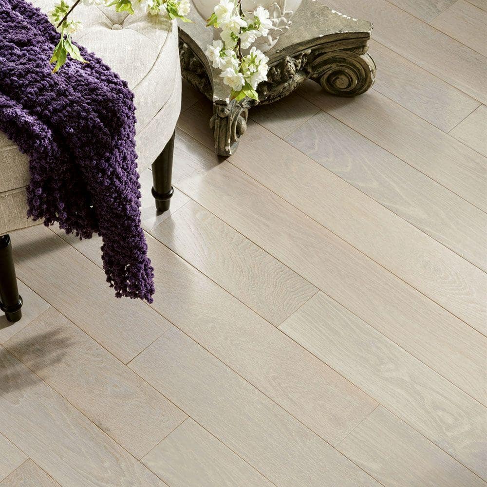 Bruce American Originals Tinted Tea Oak 3/4 in. T x 5 in. W Smooth Solid Hardwood Flooring (23.5 sq.ft./ctn)