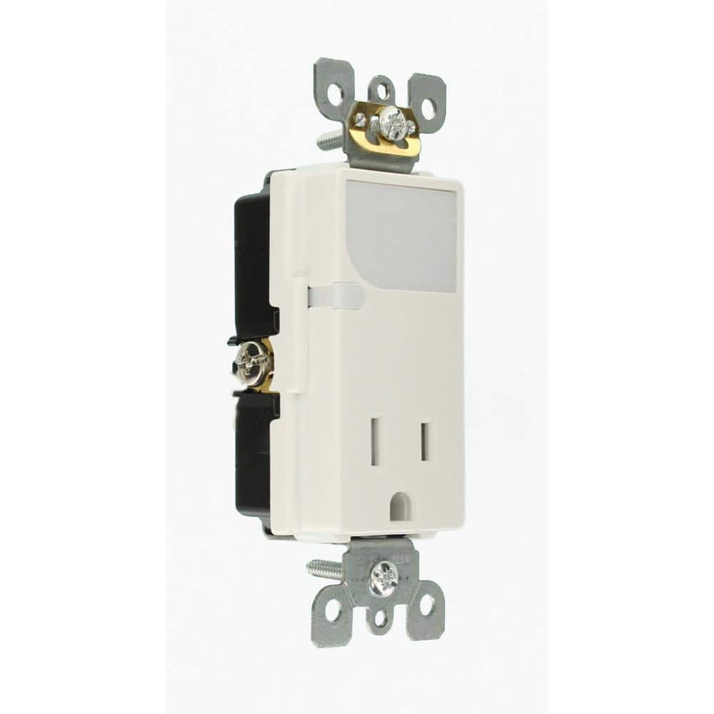 Leviton Decora 15 Amp Combination Single Outlet with LED Sensor Guide Light, White