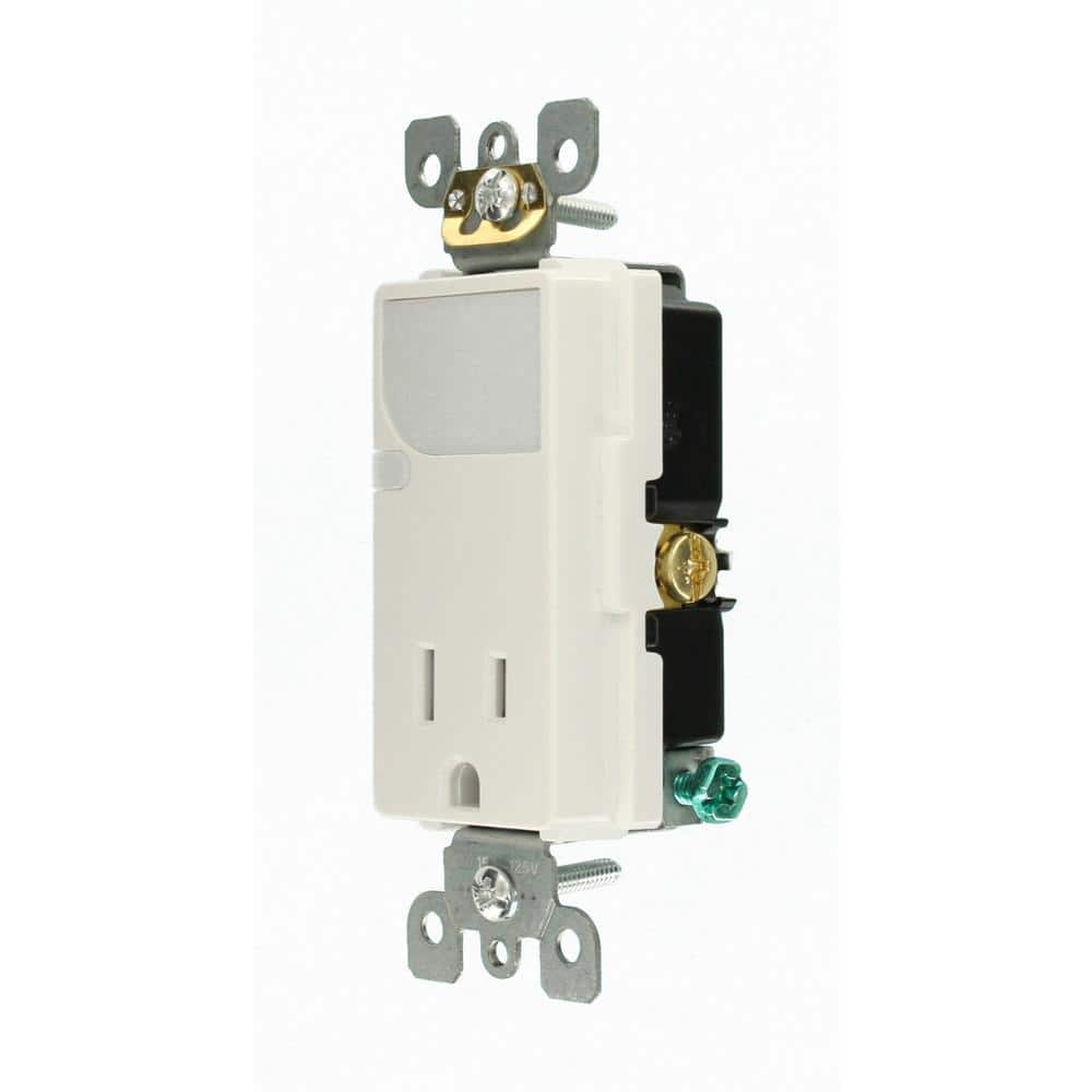 Leviton Decora 15 Amp Combination Single Outlet with LED Sensor Guide Light, White