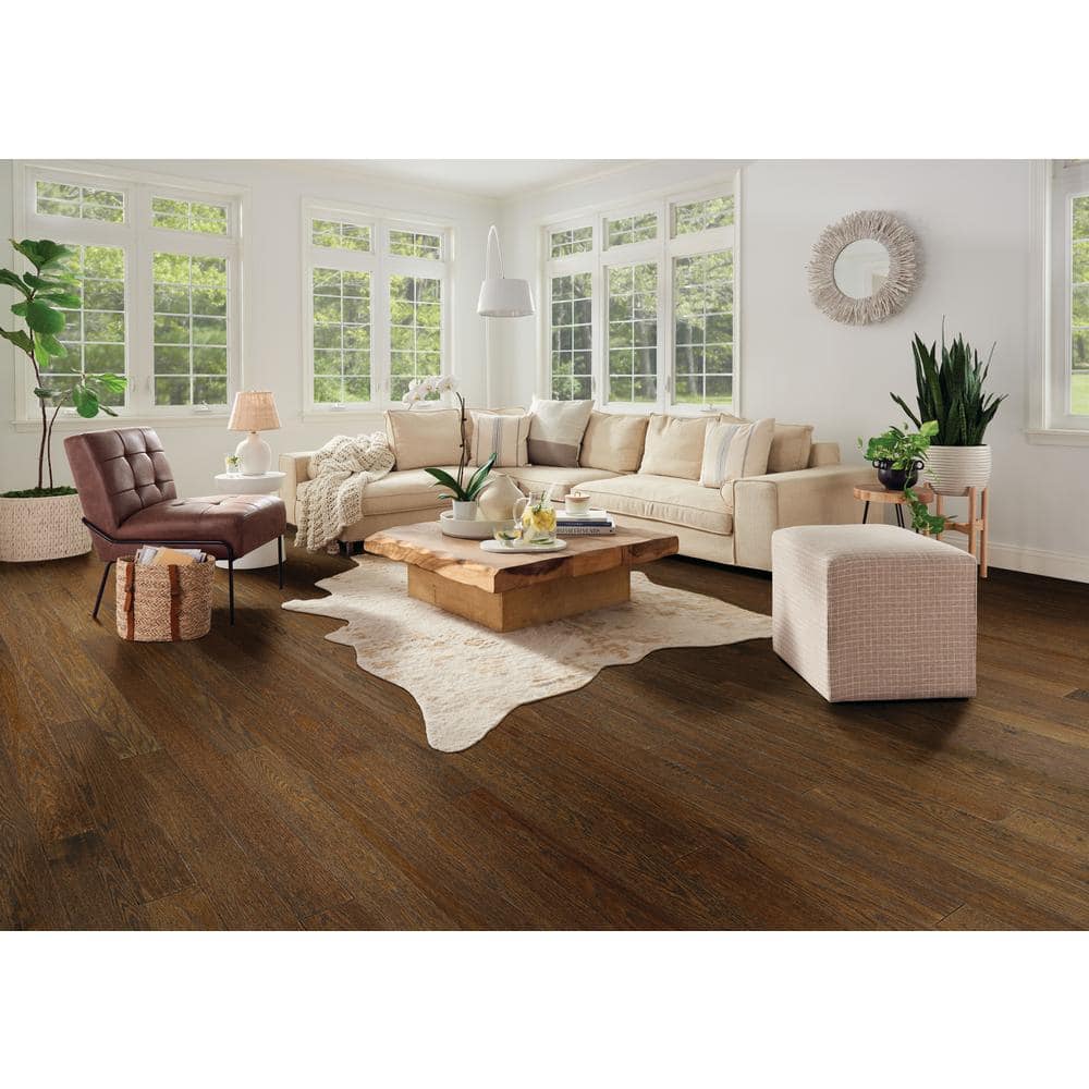 Bruce American Vintage Woodland Red Oak 3/4 in. T x 5 in. W Scraped Solid Hardwood Flooring (23.5 sq.ft./ctn)